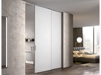 Porta scorrevole per interni con vetro bianco satinato e telaio in alluminio finitura Argento Duo Fly di In Forma